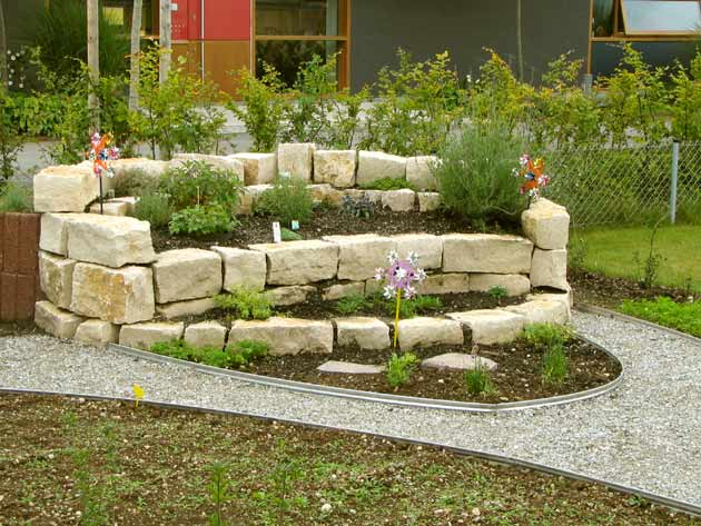 Trockenmauer für optische Gestaltungen im Garten - ANDERLIK GmbH